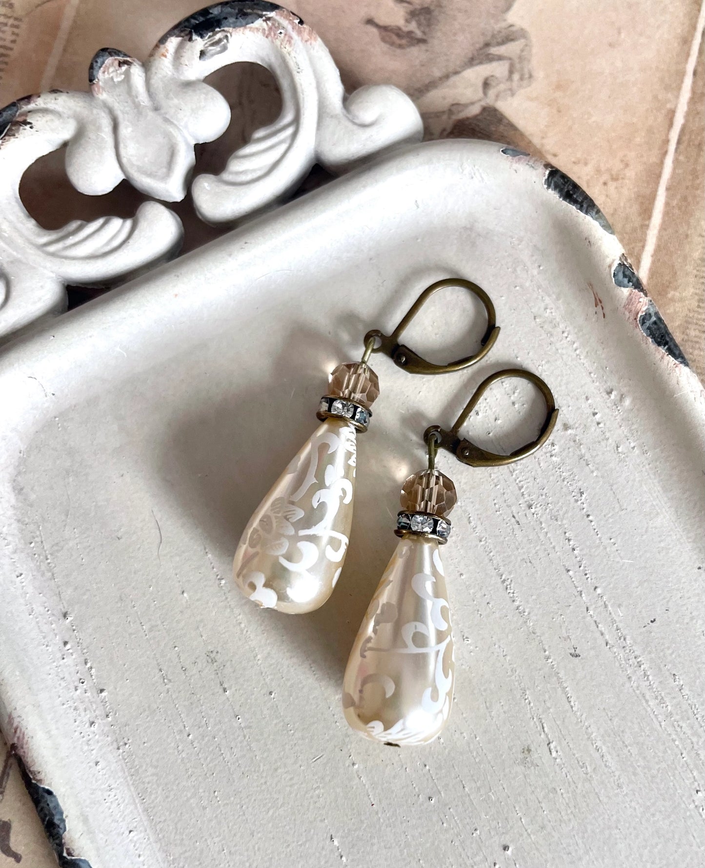 Floral patterned teardrop pearl earrings