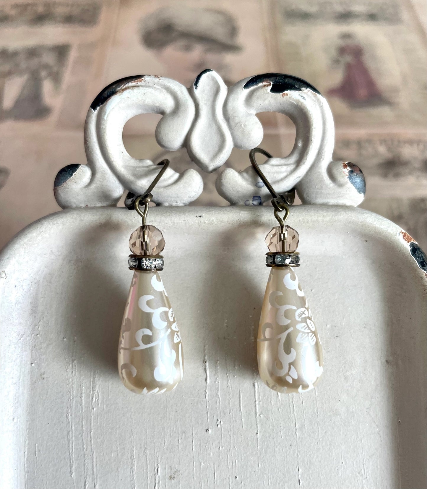 Floral patterned teardrop pearl earrings