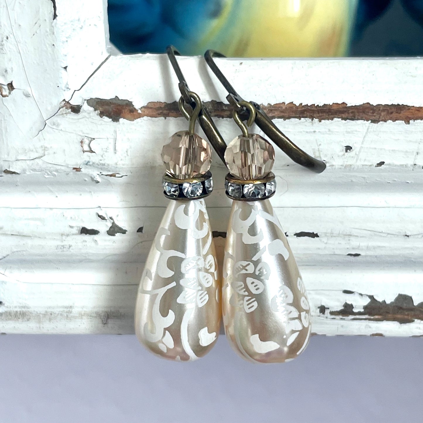 Floral patterned teardrop pearl earrings