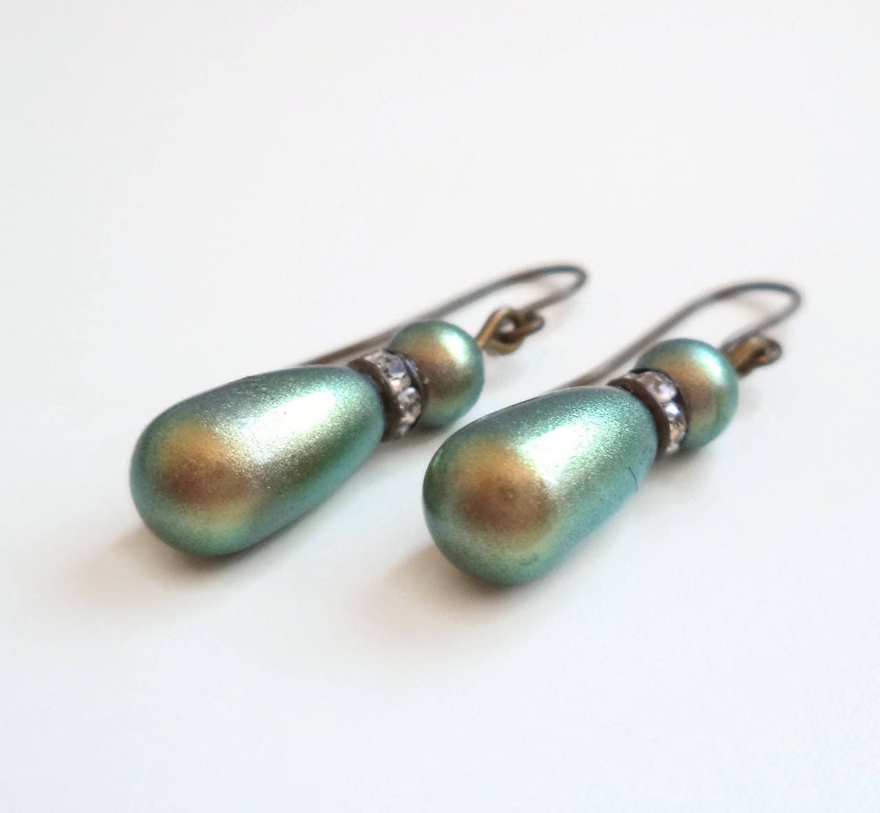 Ivy II - green pearl earrings