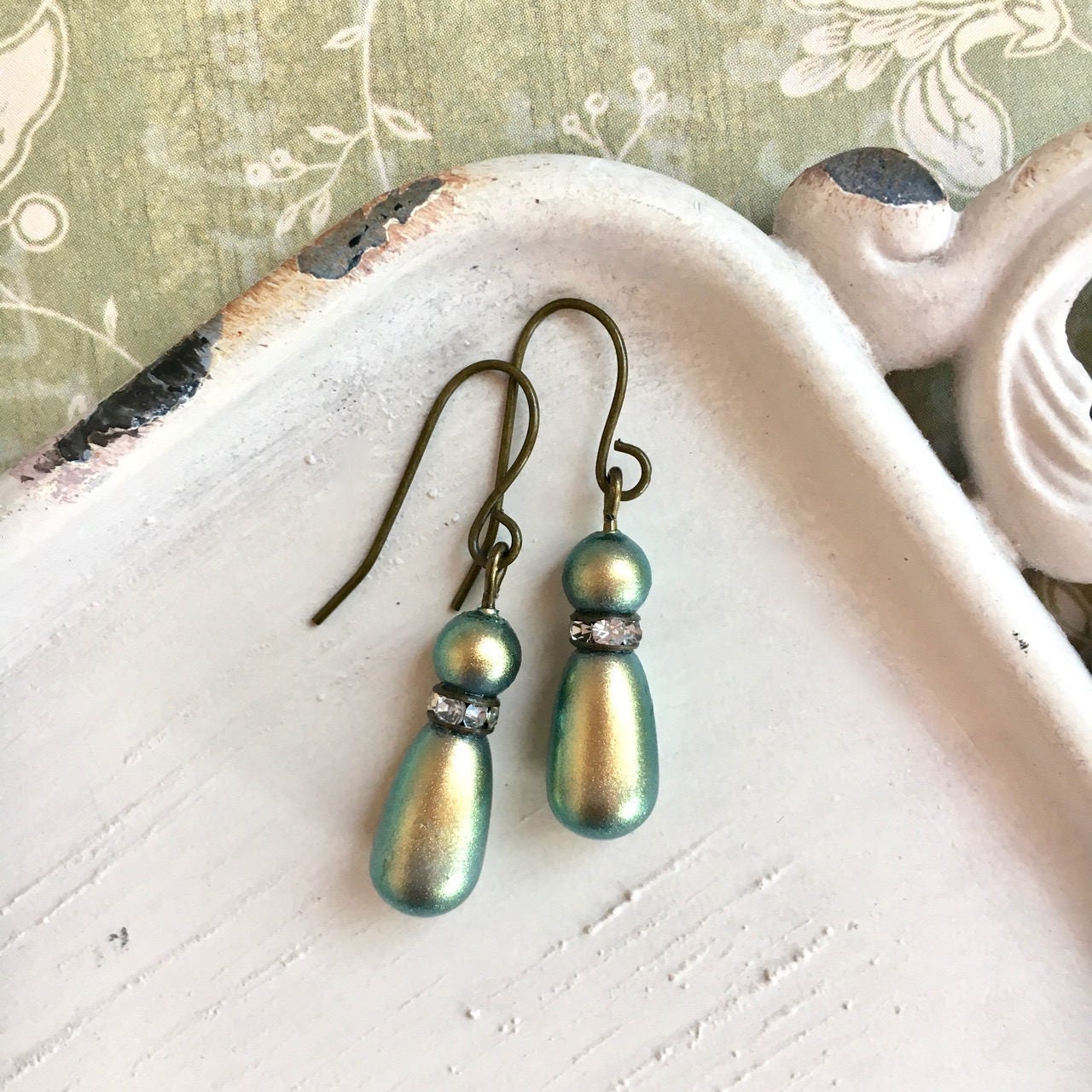 Ivy II - green pearl earrings