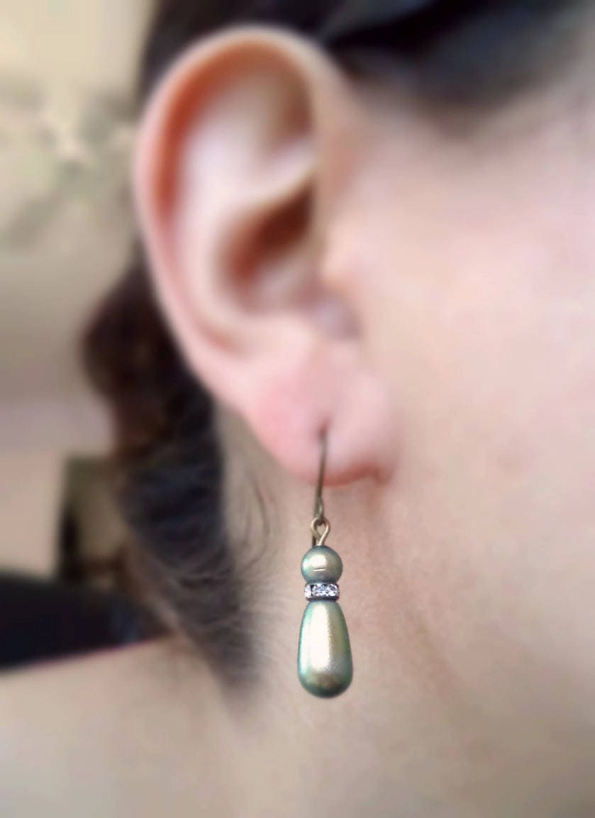 Ivy II - green pearl earrings