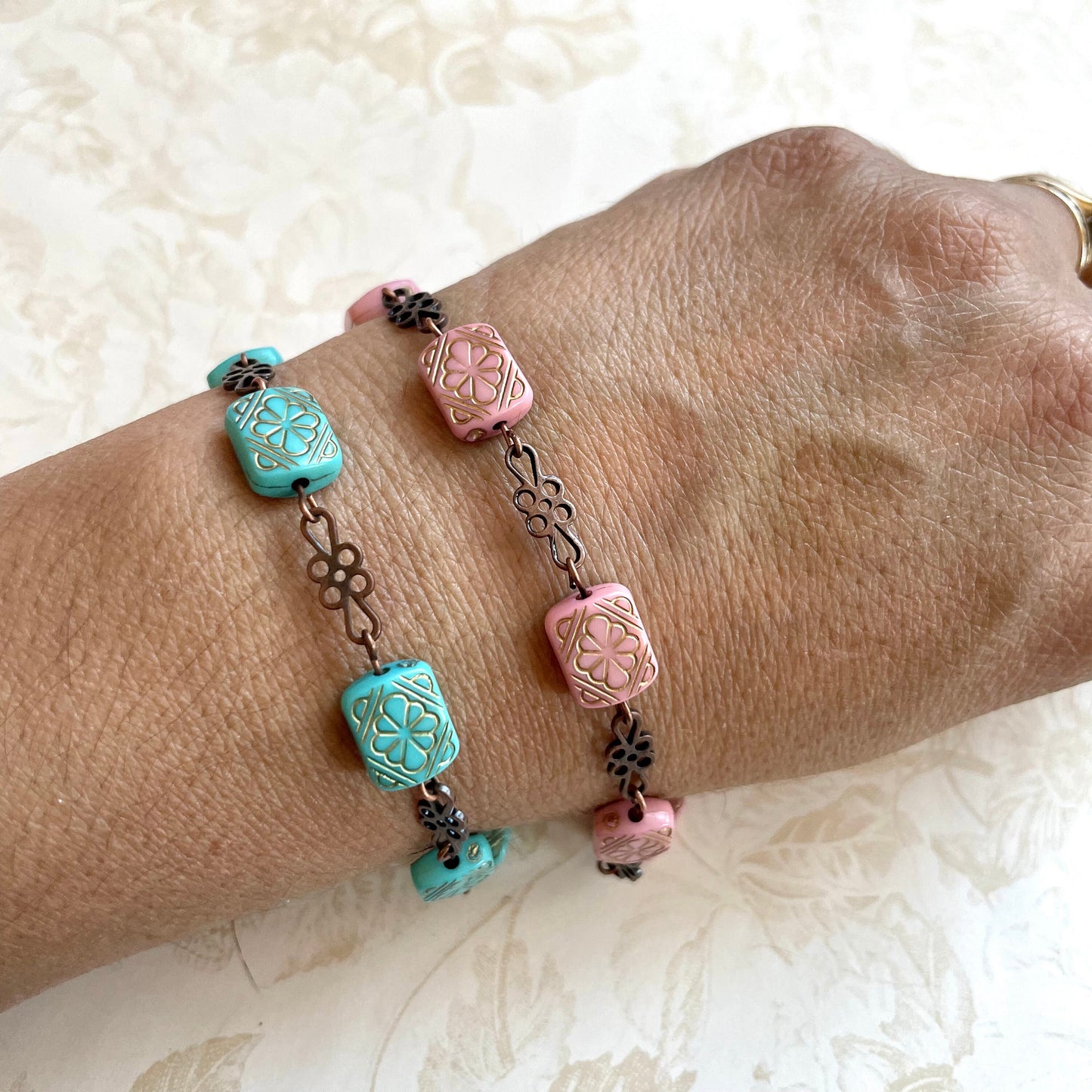 Vintage style daisy chain bracelet pink or turquoise