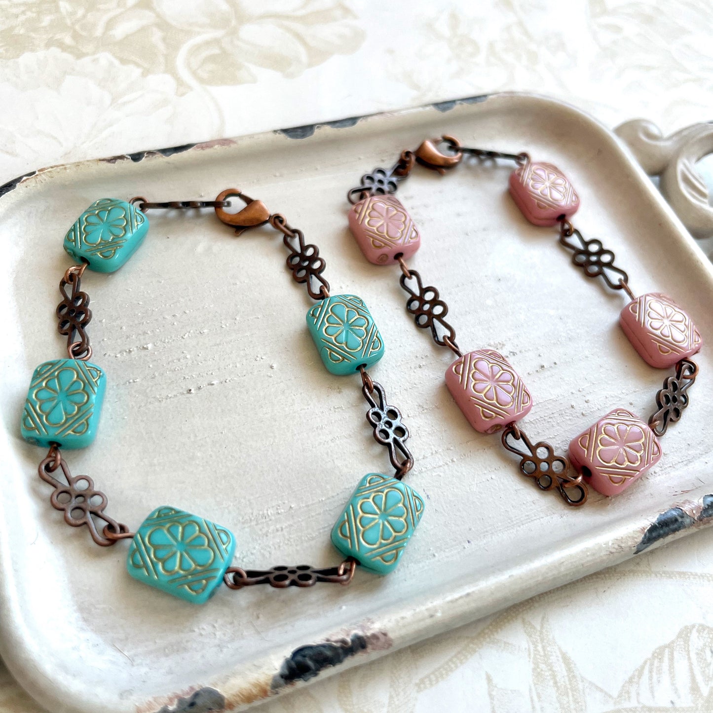 Vintage style daisy chain bracelet pink or turquoise